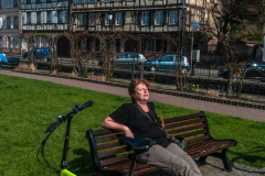 Regina genießt die Sonne in der Avenue de la sous Préfecture, Weißenburg
